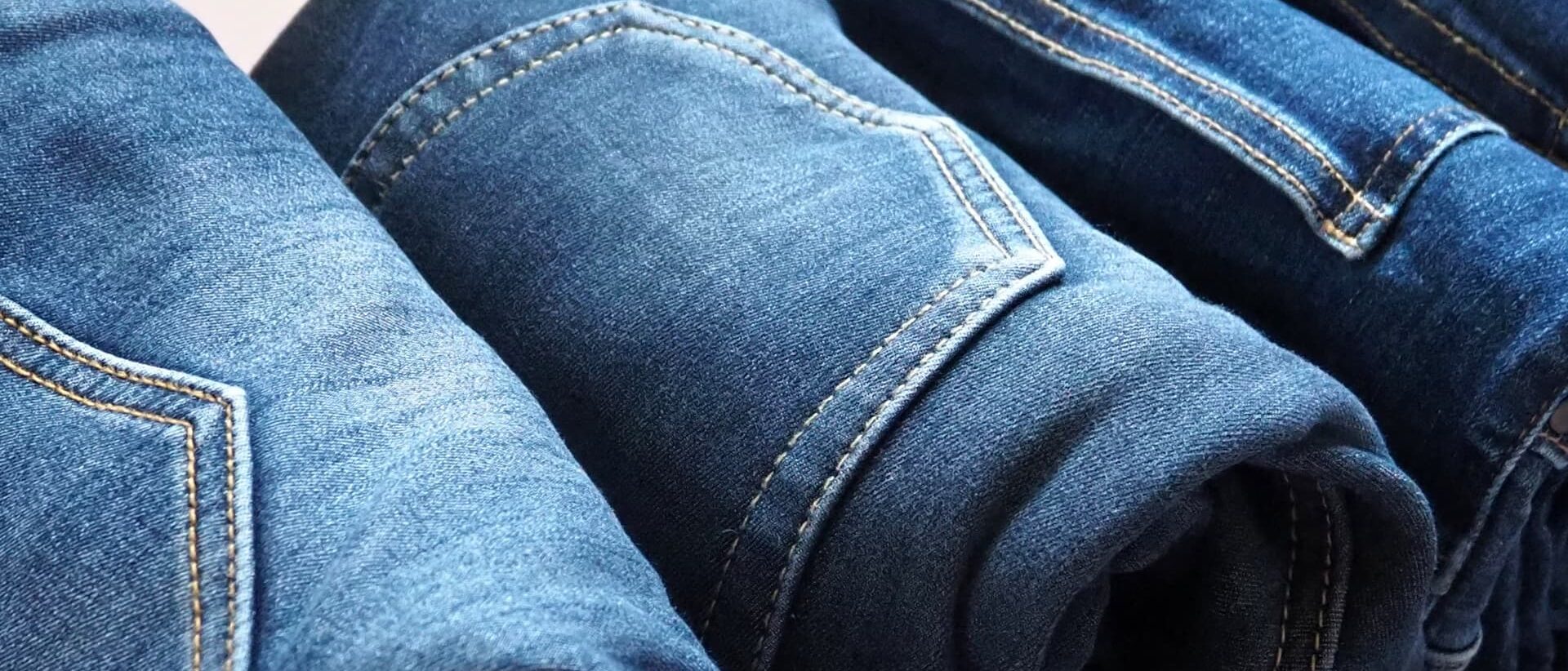 セカンドストリートのリユース商品を、オンライン通販と実店舗の両方から比較・検討できるイメージ。衣料やブランド品、ヴィンテージの探し方を示すビジュアル。